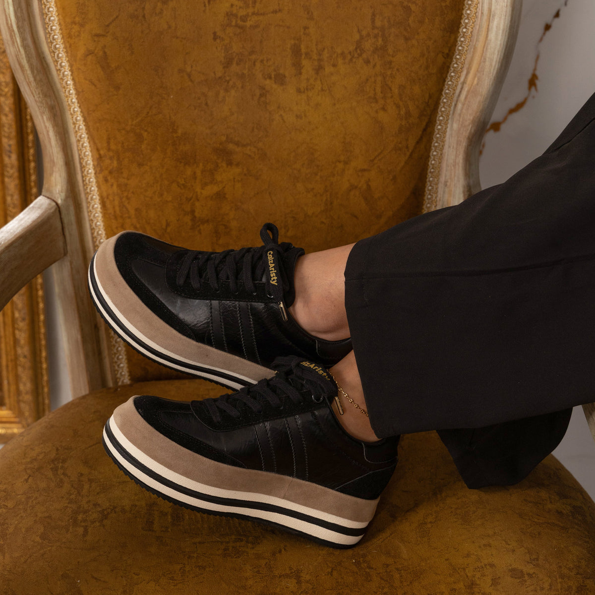 Penelope – tenis negro Retro con Franjas blancas y Plataforma Alta✨