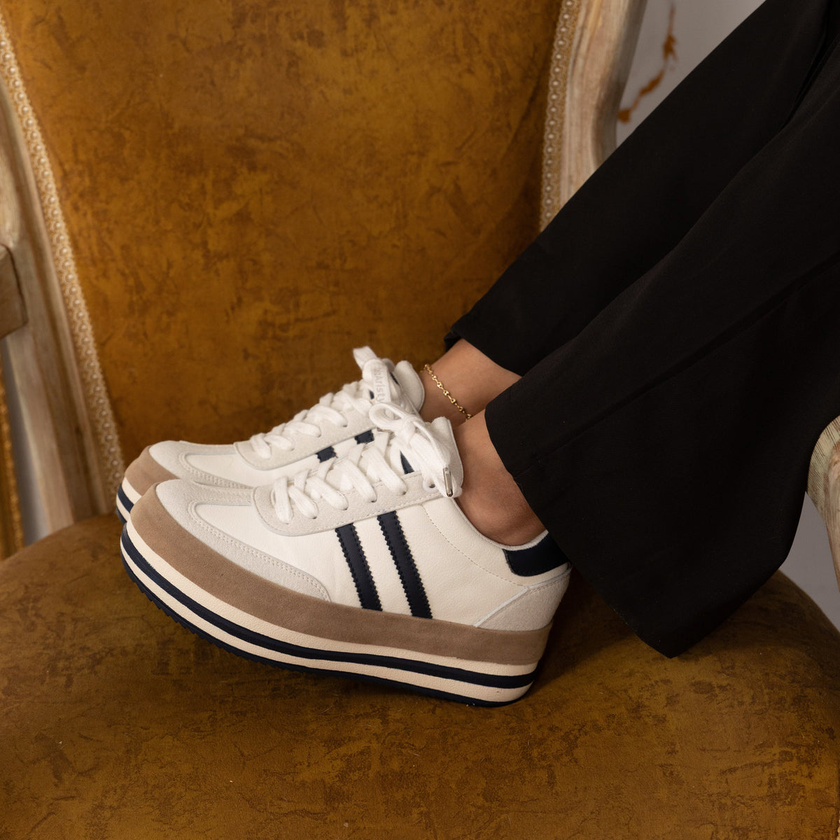Penelope – Sneaker Blanco Retro con Franjas Negras y Plataforma Alta
