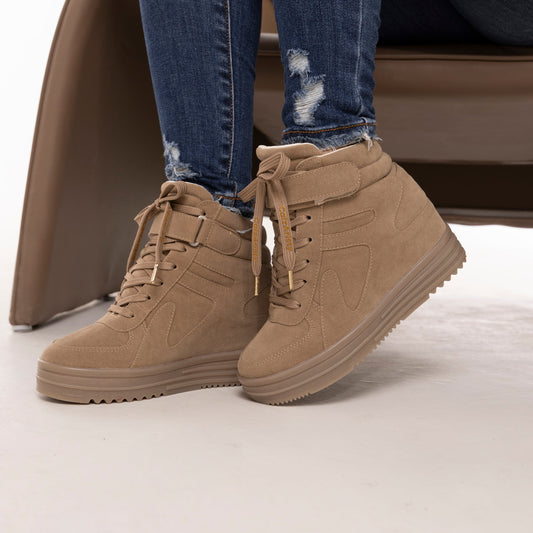 Botines tipo tenis LUCIANA color camel para dama | Estilo, altura y confort – Calzaristy Colombia