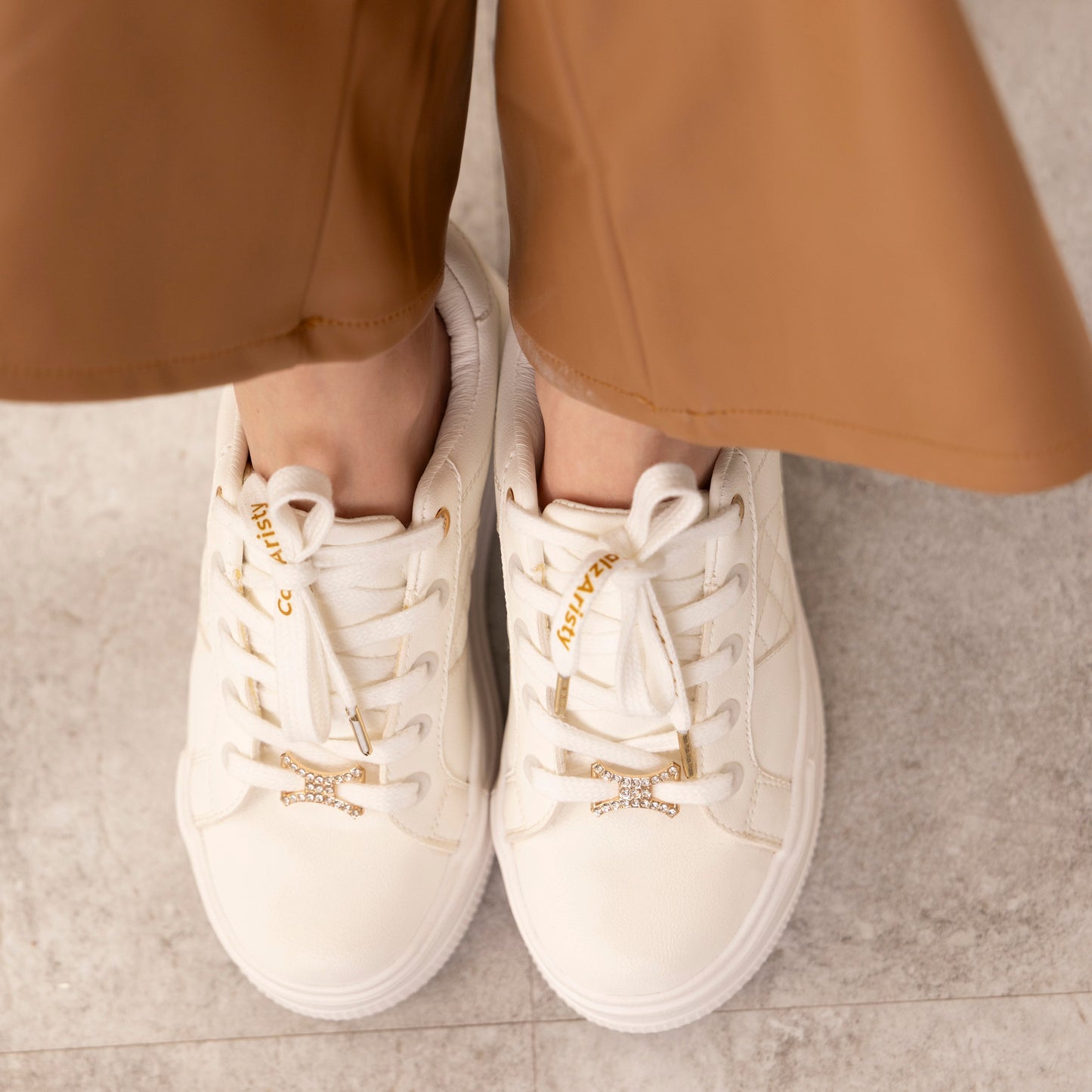 Tenis para dama blancos estilo casual - Referencia ALMENDRA  | Calzaristy