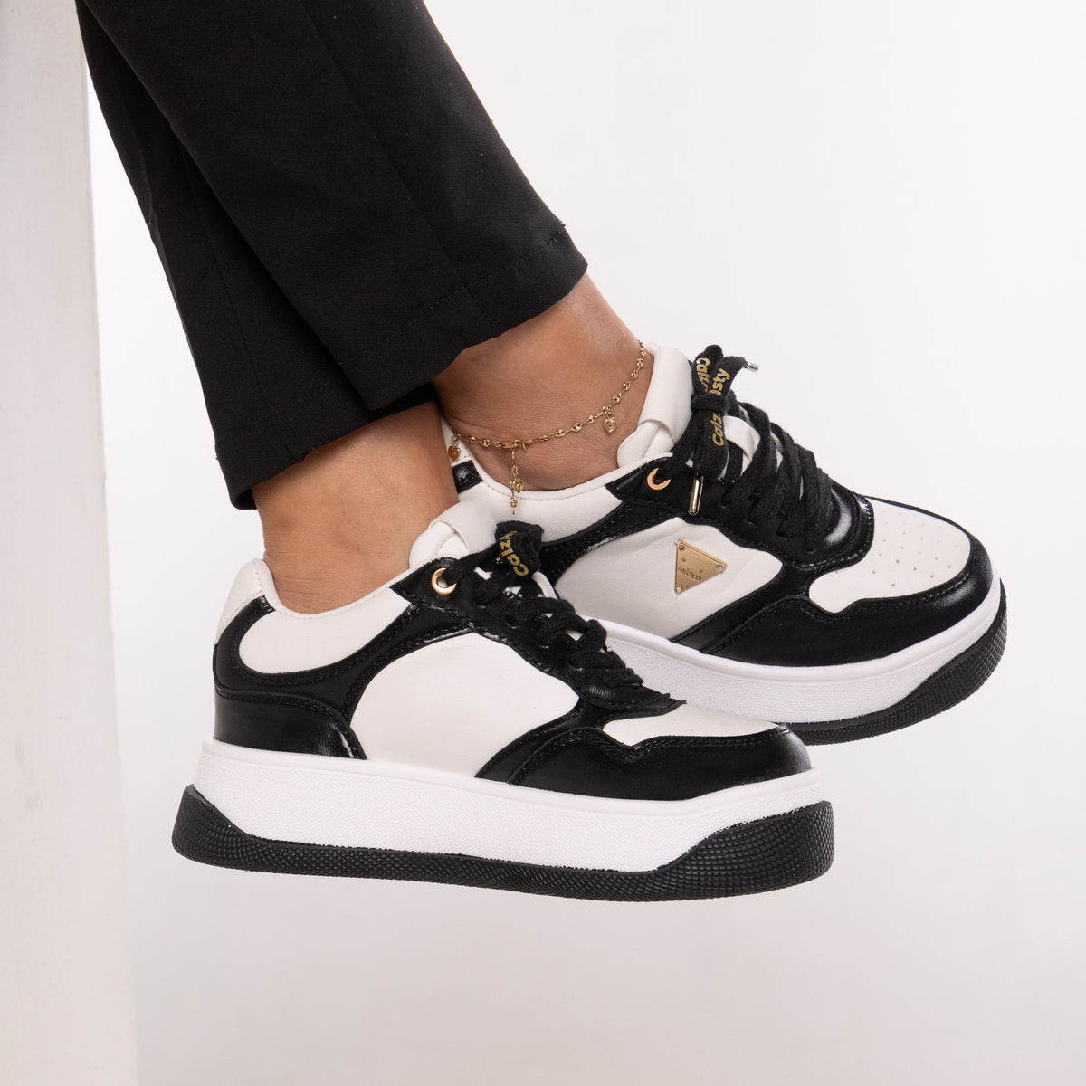 Alessia – tenis Chunky Blanco y negro con Detalle Dorado