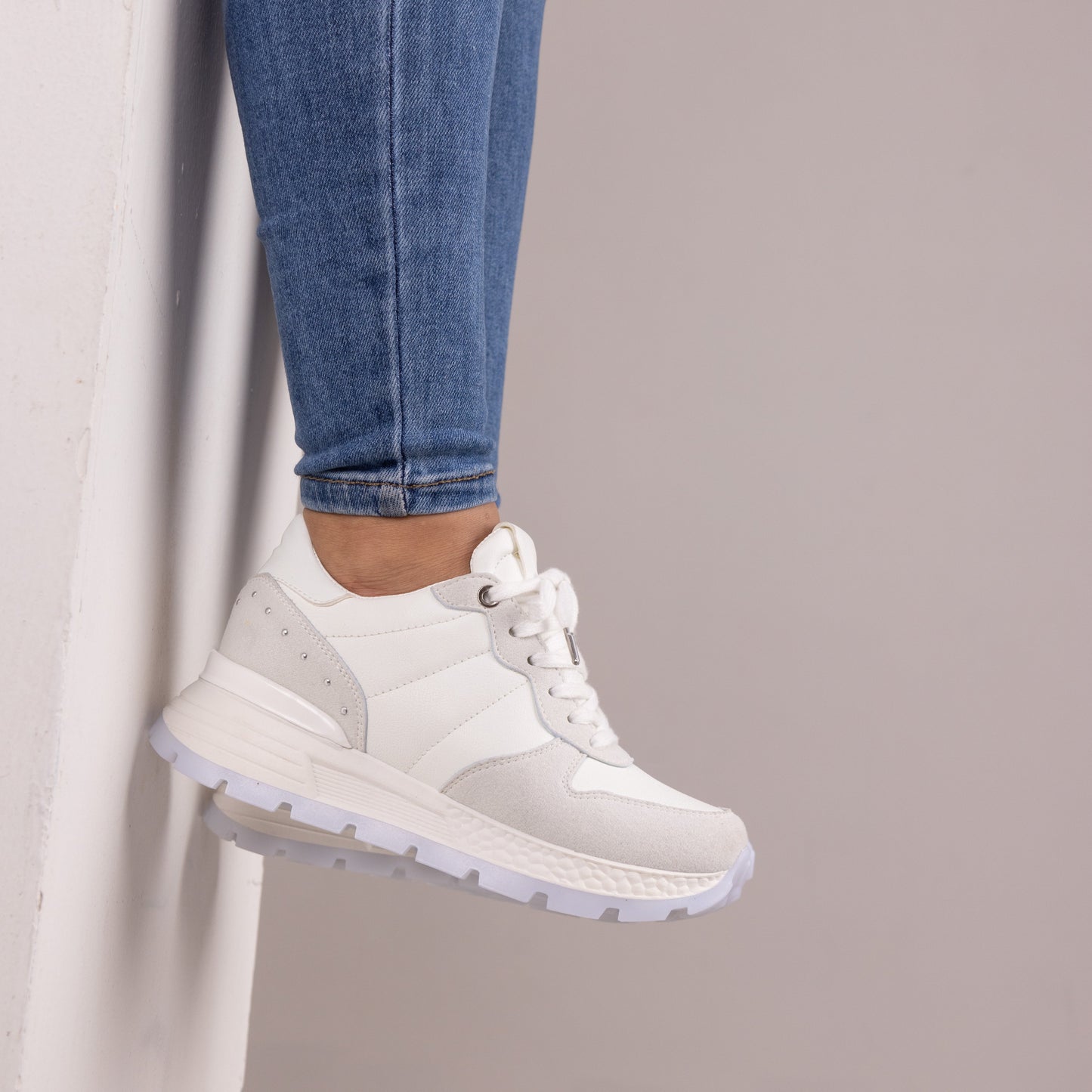 Tenis clásicos con detalles taches metálicos ZAFIRO Blanco