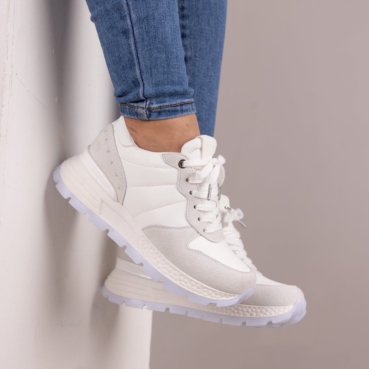 Tenis clásicos con detalles taches metálicos ZAFIRO Blanco
