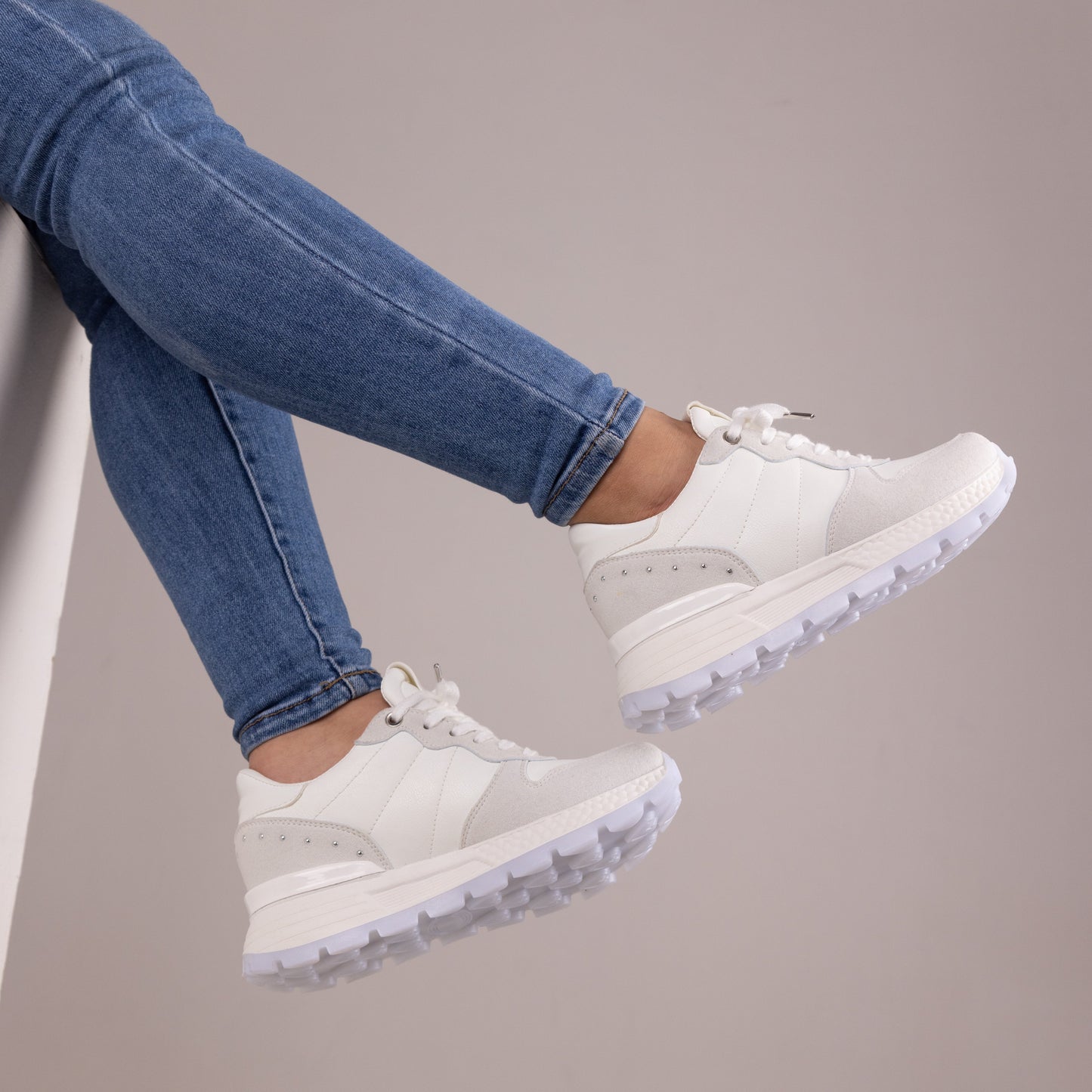 Tenis clásicos con detalles taches metálicos ZAFIRO Blanco