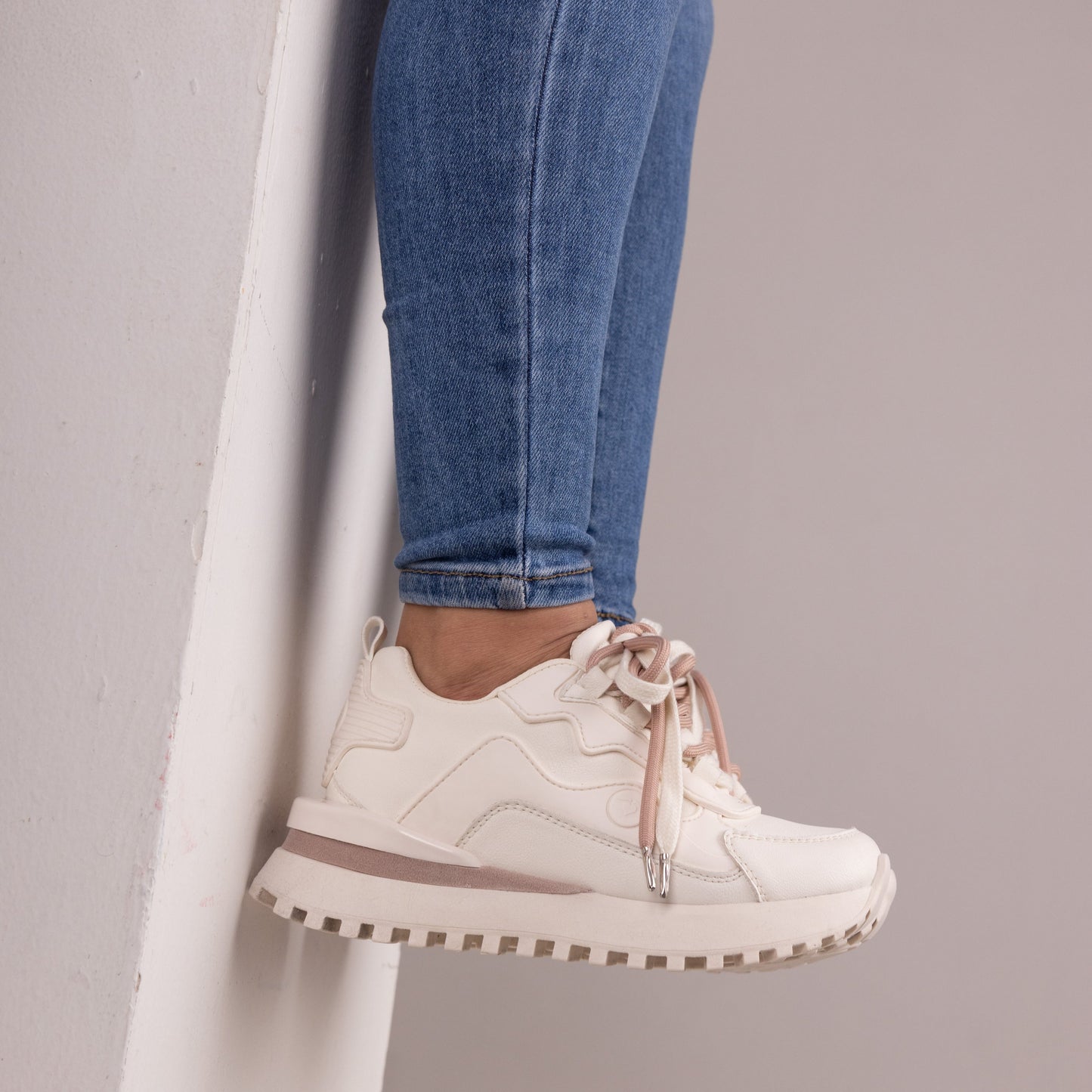 Zapatos De Mujer CalzAristy MAE Beige – Suavidad, Fuerza y Estilo