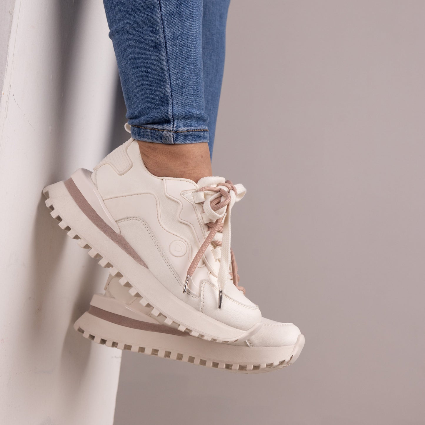 Zapatos De Mujer CalzAristy MAE Beige – Suavidad, Fuerza y Estilo