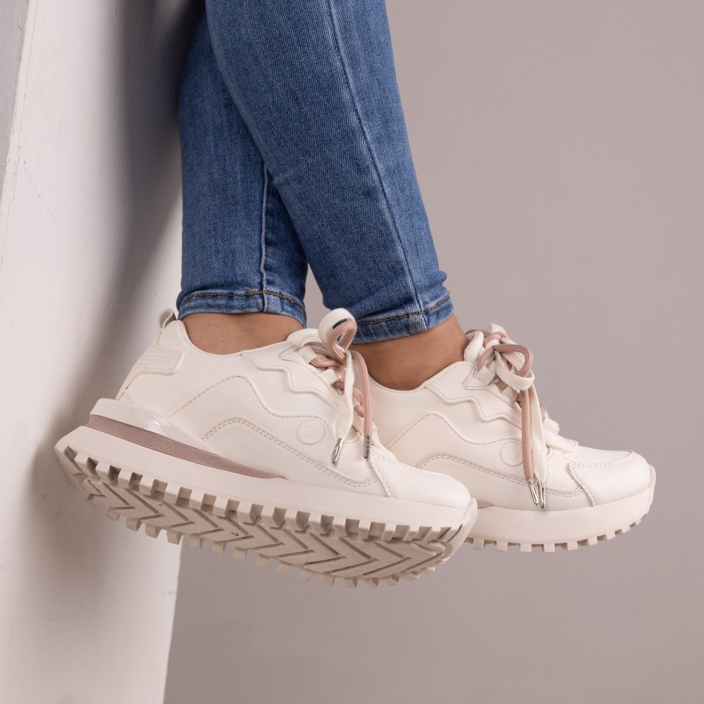 Zapatos De Mujer CalzAristy MAE Beige – Suavidad, Fuerza y Estilo
