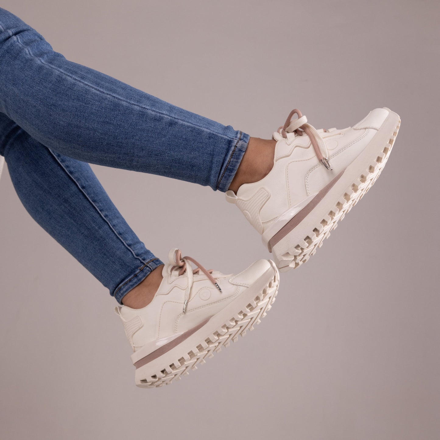 Zapatos De Mujer CalzAristy MAE Beige – Suavidad, Fuerza y Estilo