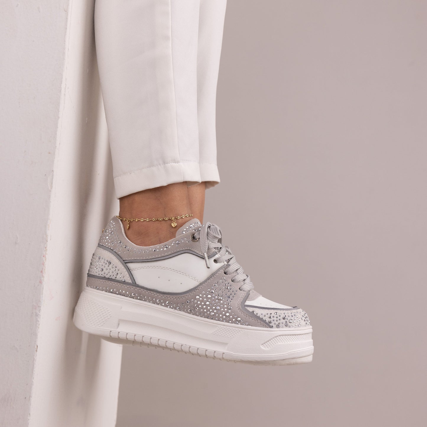 Zapatos De Mujer CalzAristy GLAM Blanco con Gris – Elegancia que Ilumina