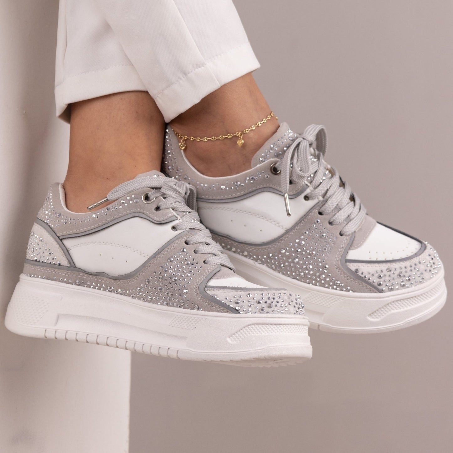 Zapatos De Mujer CalzAristy GLAM Blanco con Gris – Elegancia que Ilumina