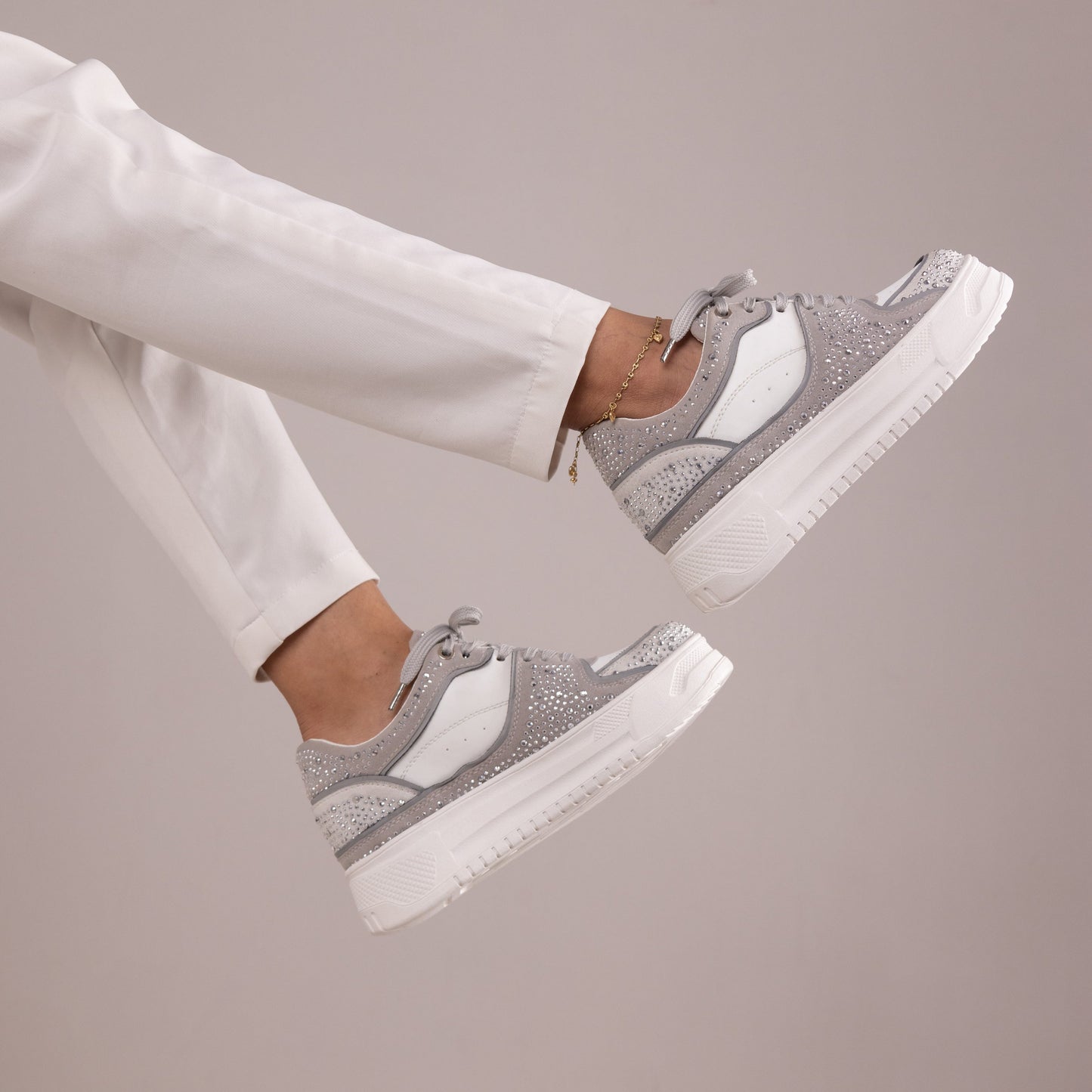 Zapatos De Mujer CalzAristy GLAM Blanco con Gris – Elegancia que Ilumina