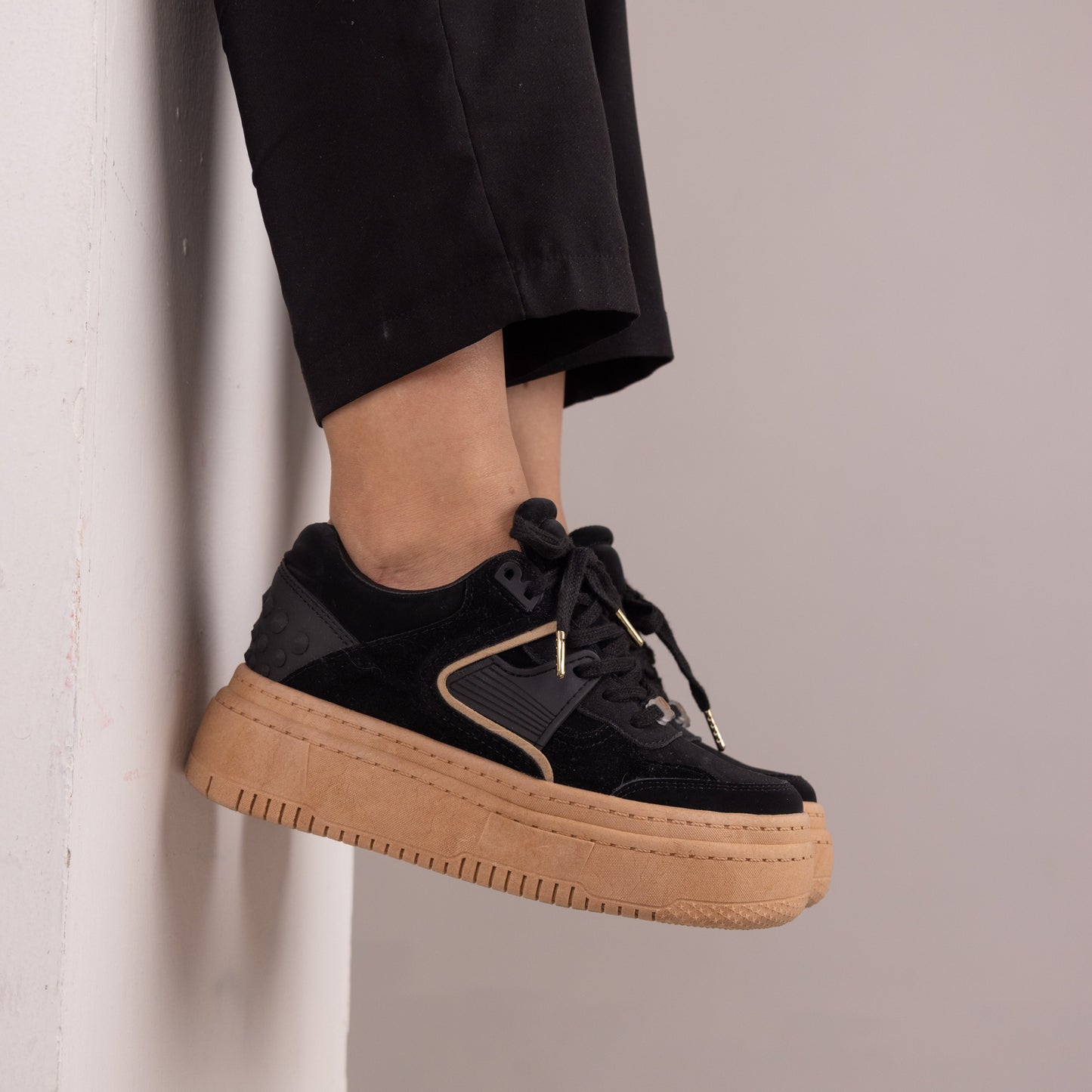 Tenis casuales con apliques en caucho y pequeños taches MAITÉ Negros