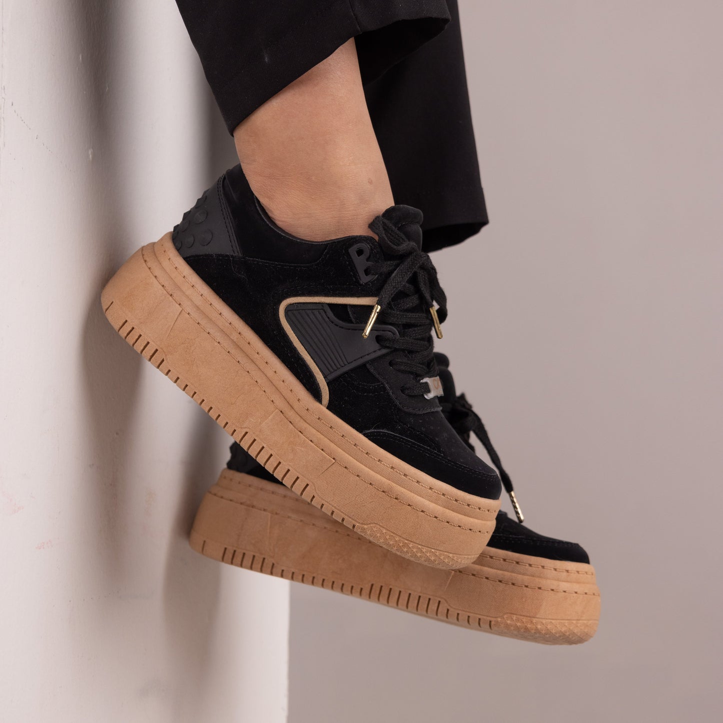Tenis casuales con apliques en caucho y pequeños taches MAITÉ Negros