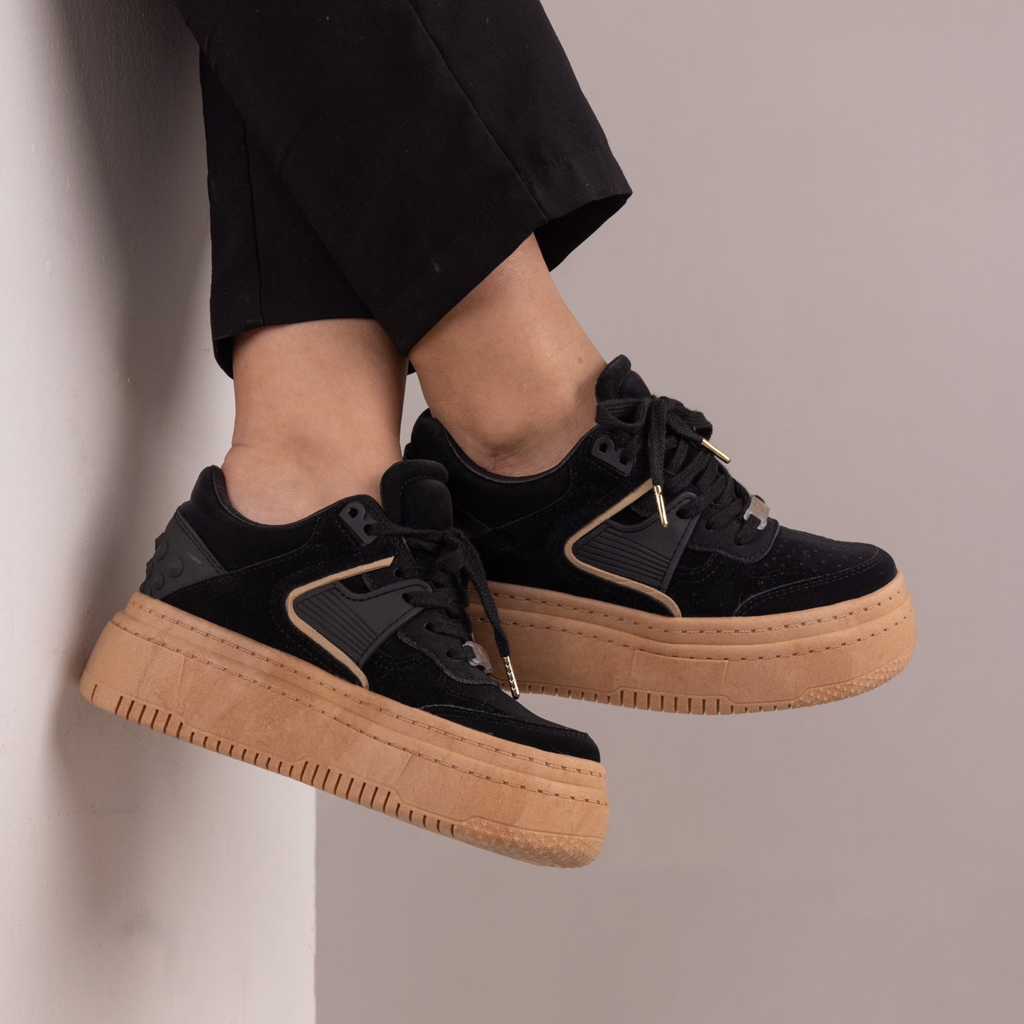 Tenis casuales con apliques en caucho y pequeños taches MAITÉ Negros