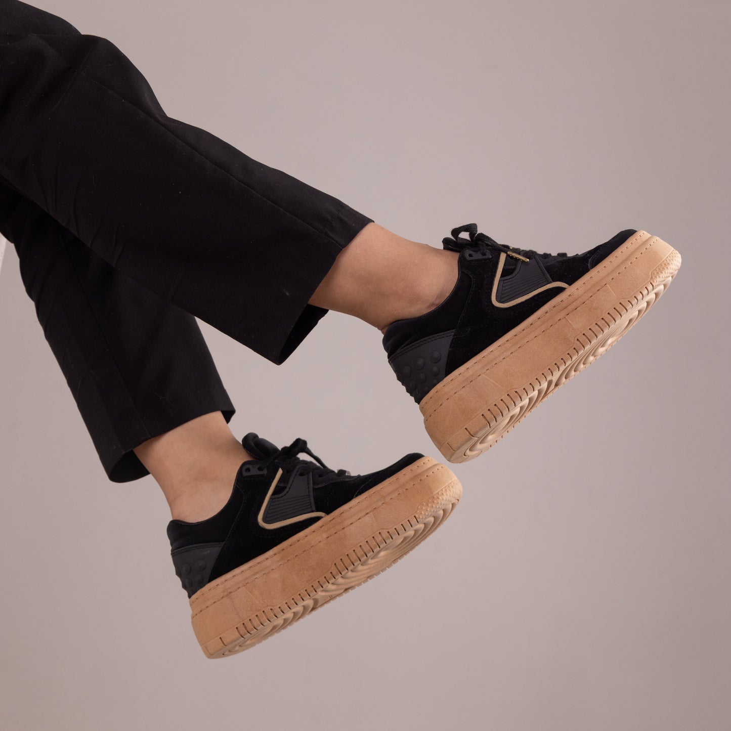 Tenis casuales con apliques en caucho y pequeños taches MAITÉ Negros
