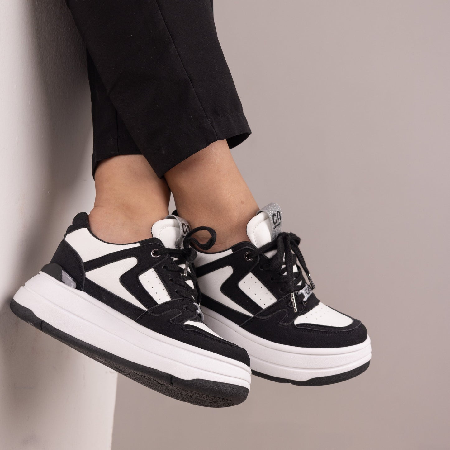 Zapatos De Mujer CalzAristy ABBI Blanco Negro - Estilo Moderno