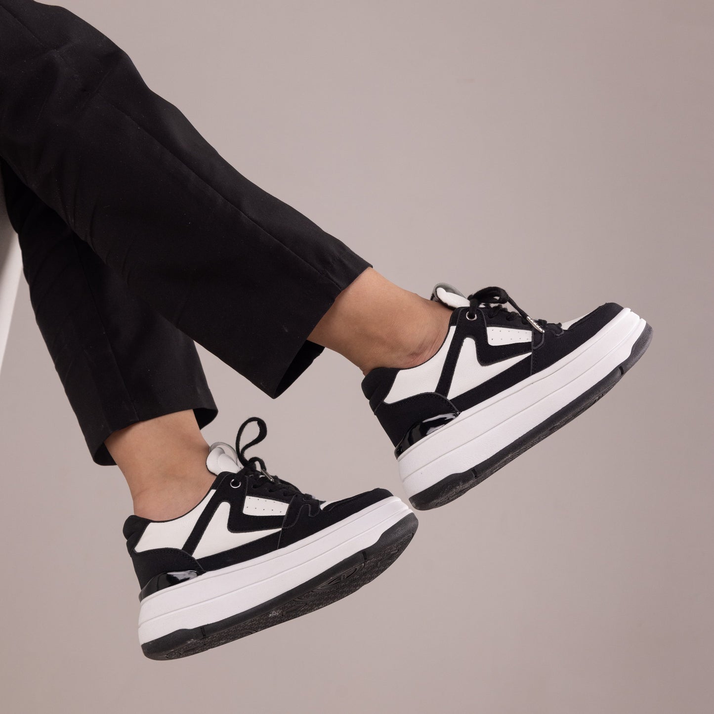 Zapatos De Mujer CalzAristy ABBI Blanco Negro - Estilo Moderno