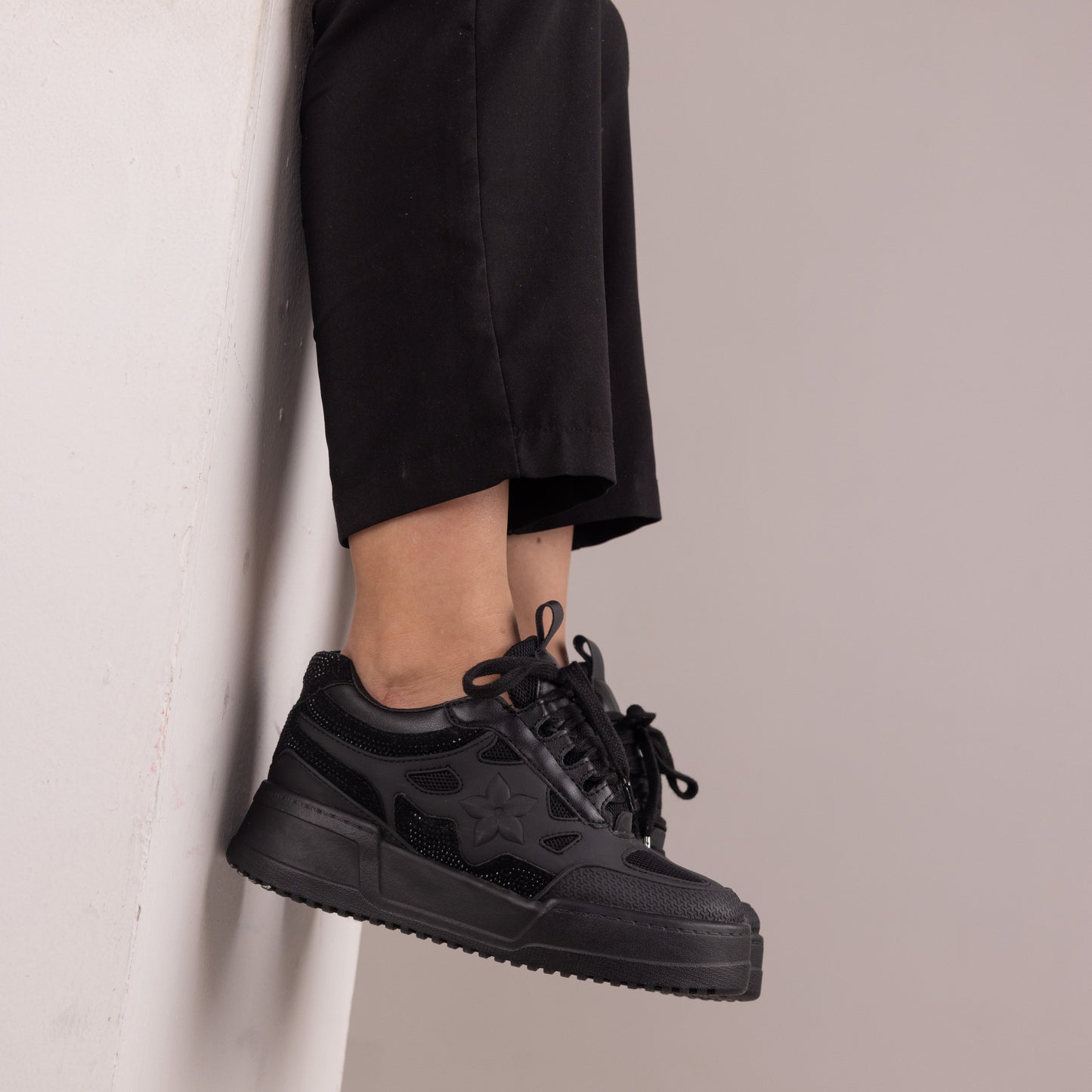 Tenis casuales con flor lateral y piedras brillantes AMAIA-2 Negro
