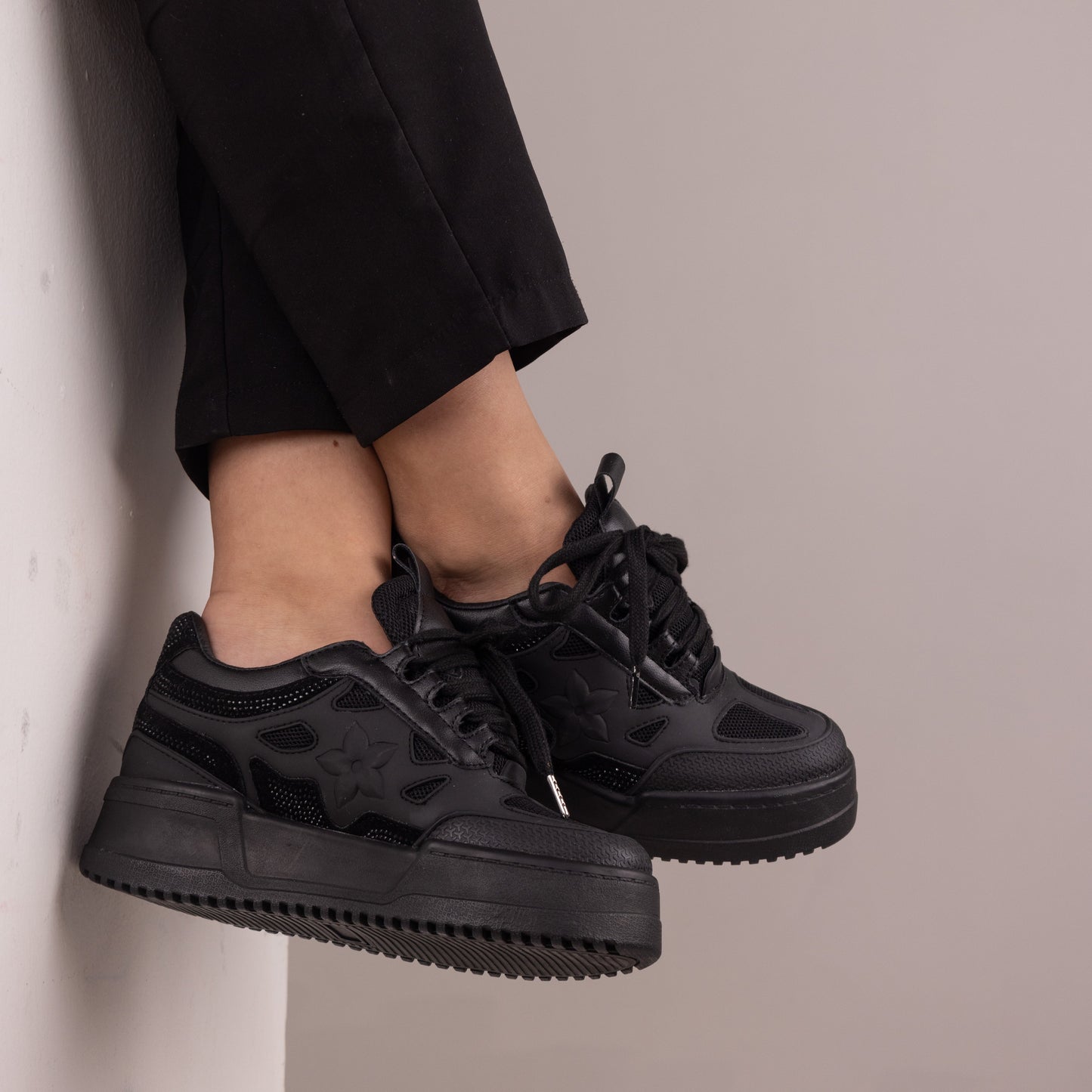 Tenis casuales con flor lateral y piedras brillantes AMAIA-2 Negro
