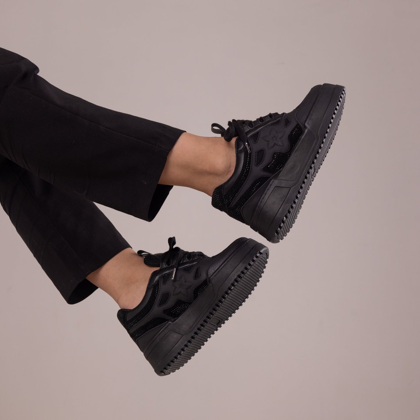 Tenis casuales con flor lateral y piedras brillantes AMAIA-2 Negro