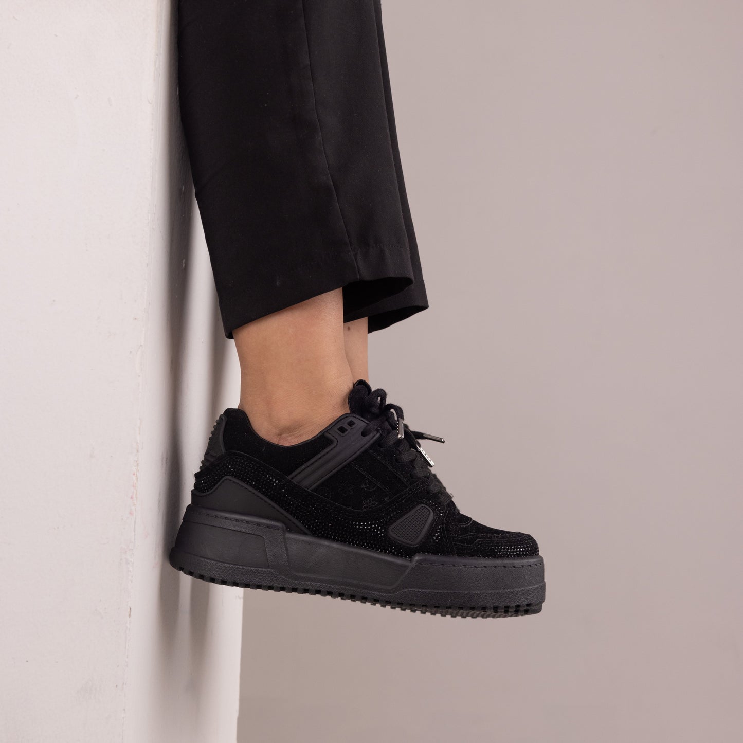 Tenis casuales con apliques en caucho y piedras brillantes MACARENA-2 Negro