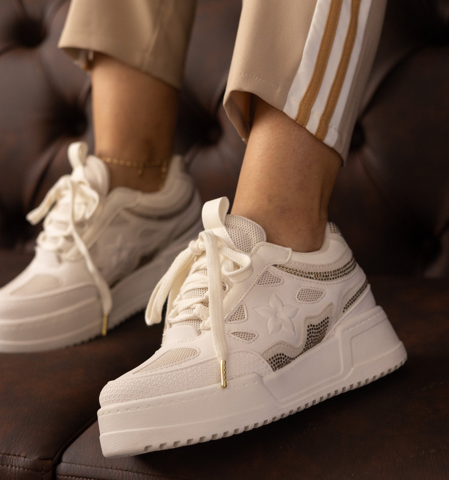Tenis casuales con flor lateral y piedras brillantes AMAIA-2 Beige