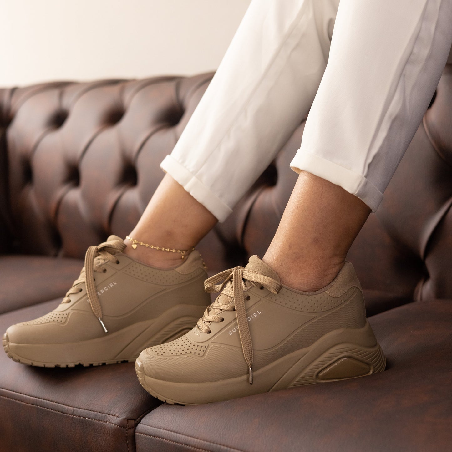 Tenis casuales capellada en caucho con texturas SuperGirl Camel
