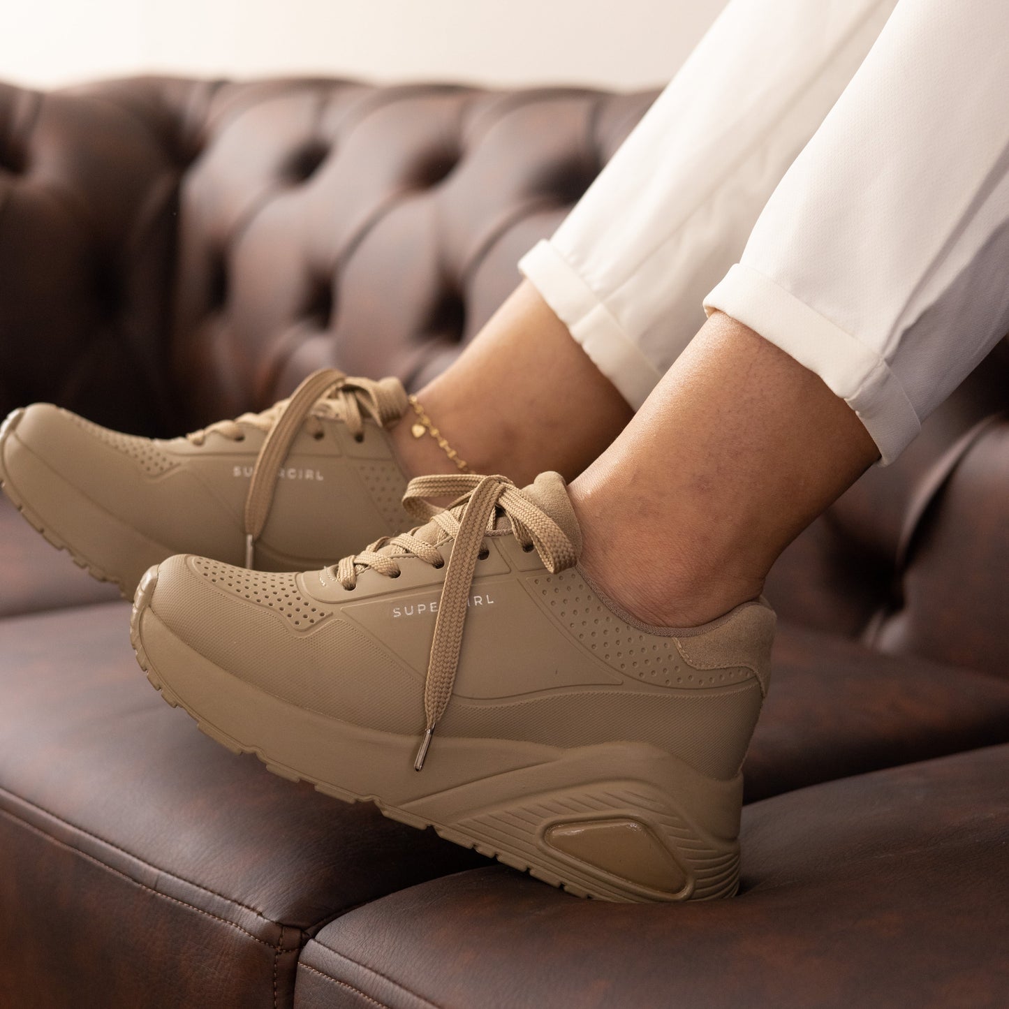 Tenis casuales capellada en caucho con texturas SuperGirl Camel