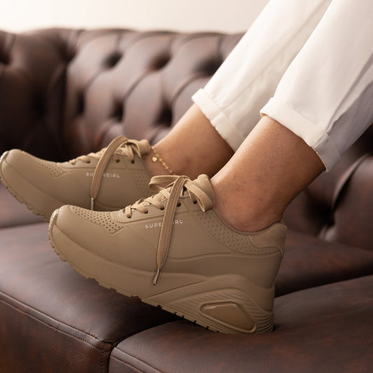 Tenis casuales capellada en caucho con texturas SuperGirl Camel