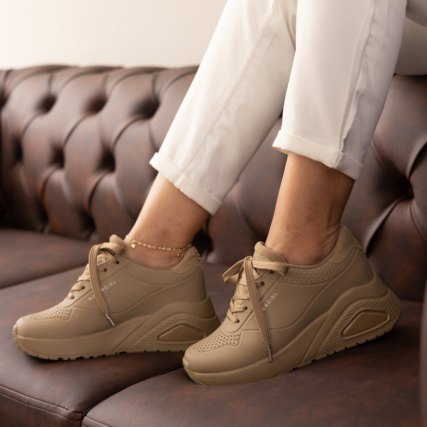 Tenis casuales capellada en caucho con texturas SuperGirl Camel
