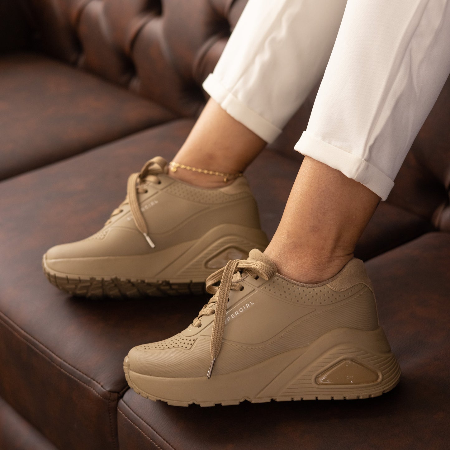 Tenis casuales capellada en caucho con texturas SuperGirl Camel