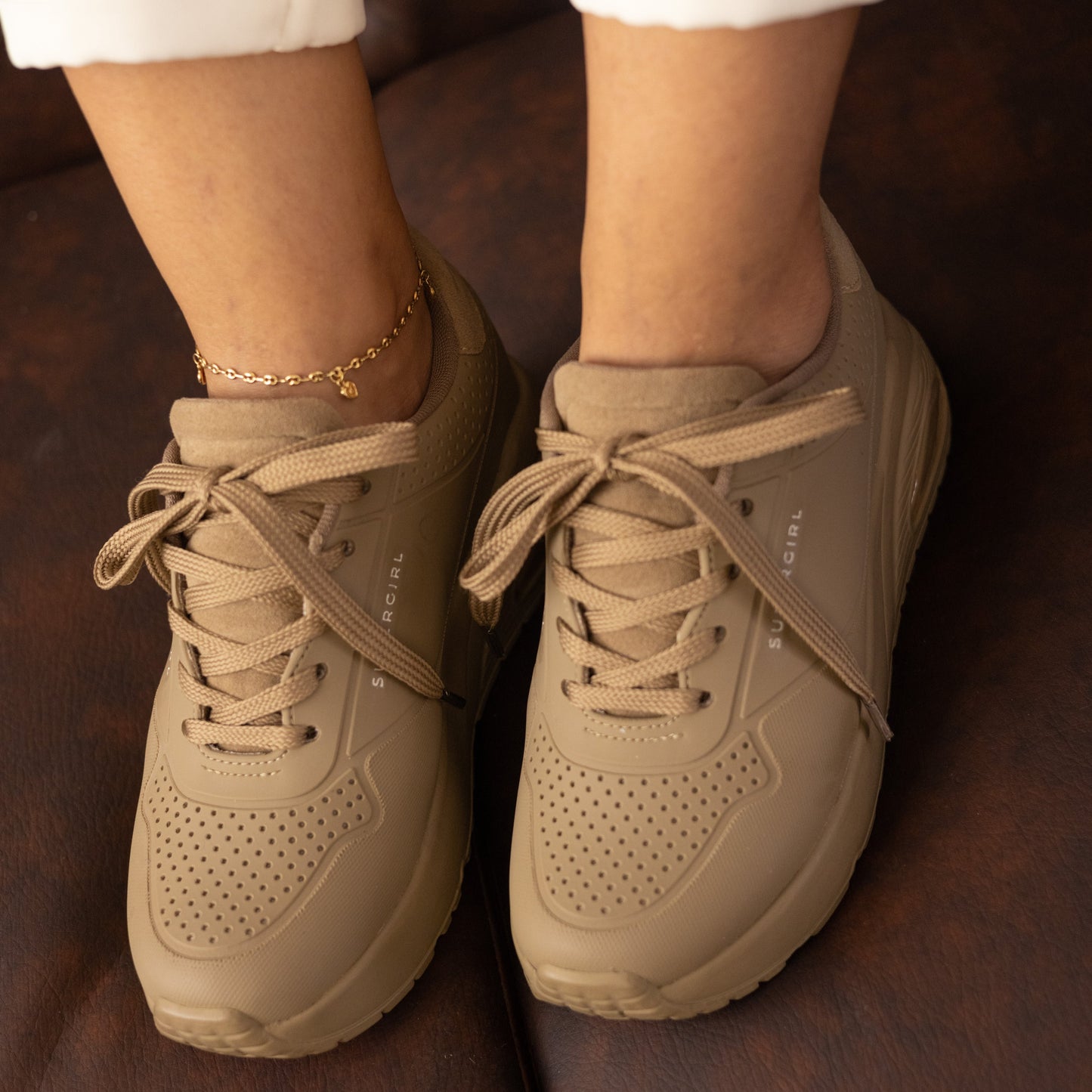Tenis casuales capellada en caucho con texturas SuperGirl Camel
