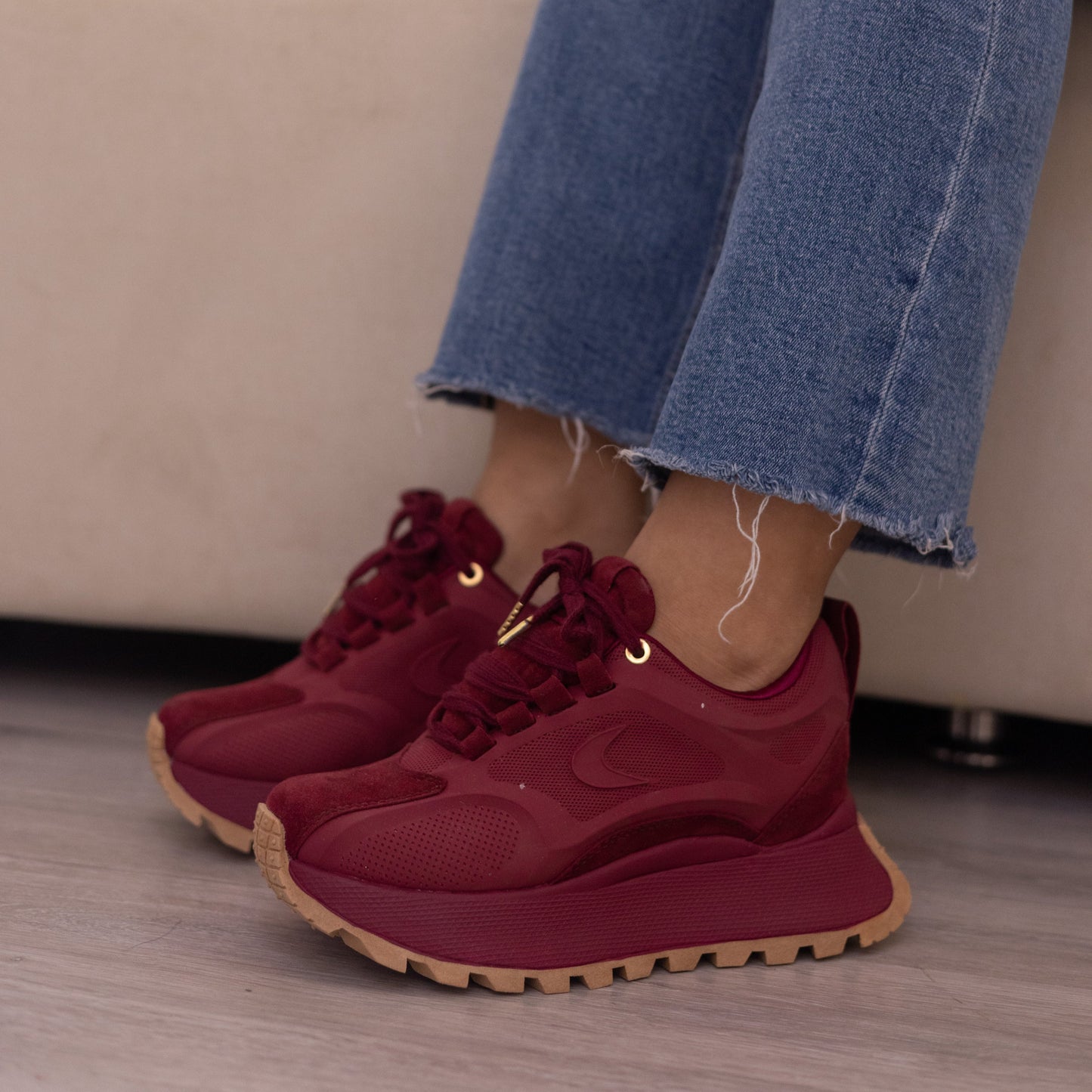 Zapatos De Mujer CalzAristy EMMA Vinotinto – Atrevimiento y Estilo Deportivo
