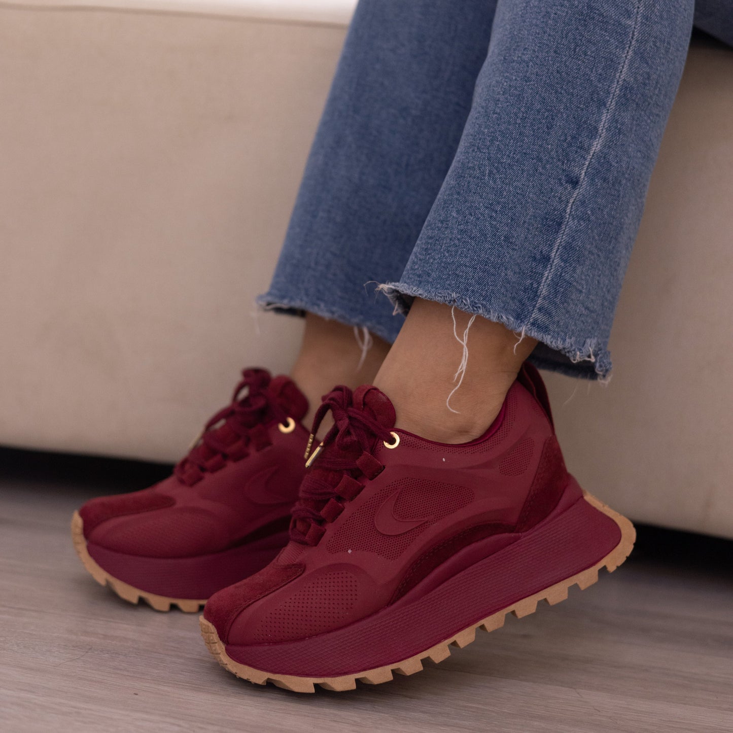 Zapatos De Mujer CalzAristy EMMA Vinotinto – Atrevimiento y Estilo Deportivo