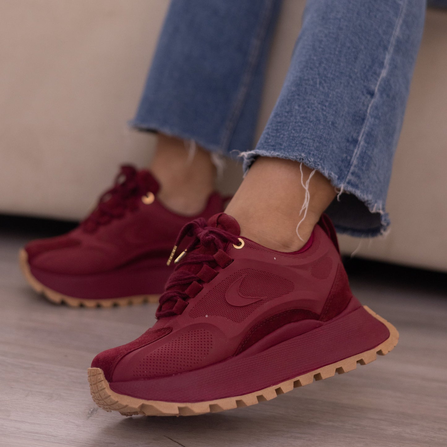 Zapatos De Mujer CalzAristy EMMA Vinotinto – Atrevimiento y Estilo Deportivo