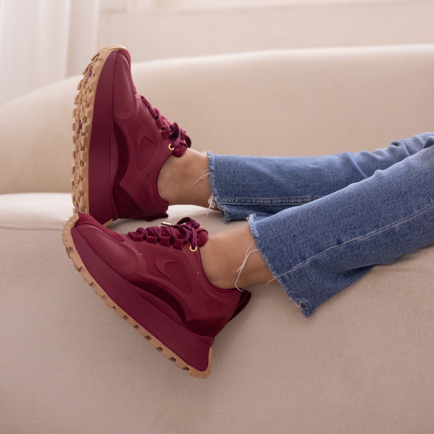 Zapatos De Mujer CalzAristy EMMA Vinotinto – Atrevimiento y Estilo Deportivo