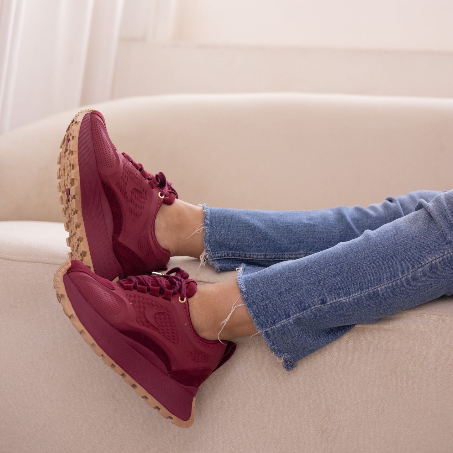 Zapatos De Mujer CalzAristy EMMA Vinotinto – Atrevimiento y Estilo Deportivo