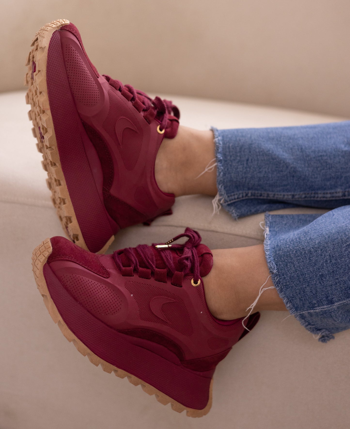 Zapatos De Mujer CalzAristy EMMA Vinotinto – Atrevimiento y Estilo Deportivo