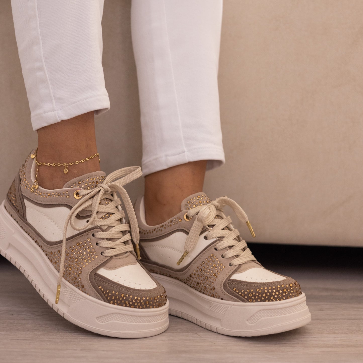 Zapatos De Mujer CalzAristy GLAM Beige – Sofisticación con un Toque Dorado