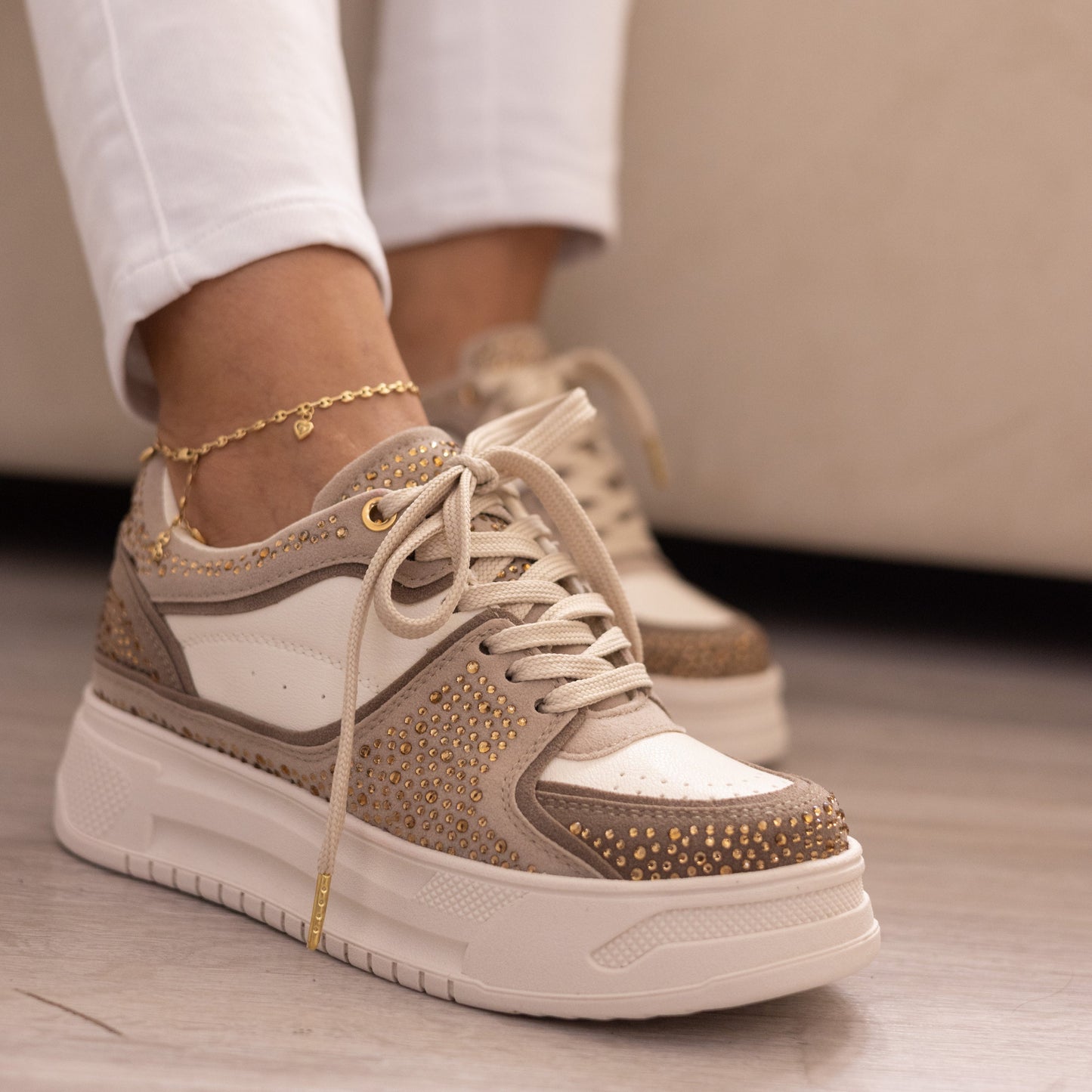 Zapatos De Mujer CalzAristy GLAM Beige – Sofisticación con un Toque Dorado