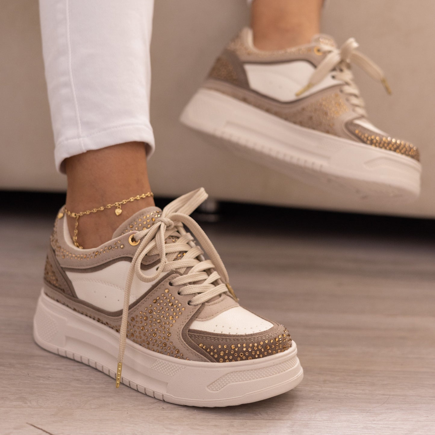 Zapatos De Mujer CalzAristy GLAM Beige – Sofisticación con un Toque Dorado