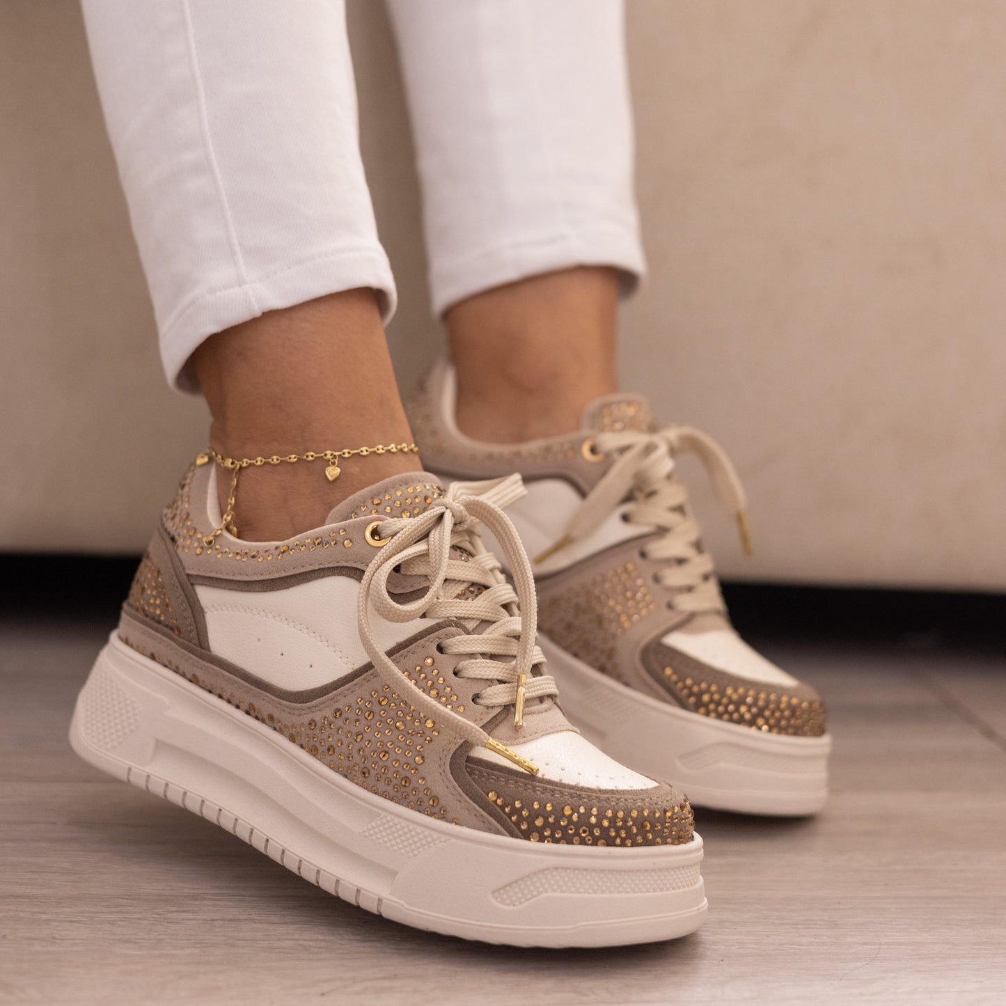 Zapatos De Mujer CalzAristy GLAM Beige – Sofisticación con un Toque Dorado