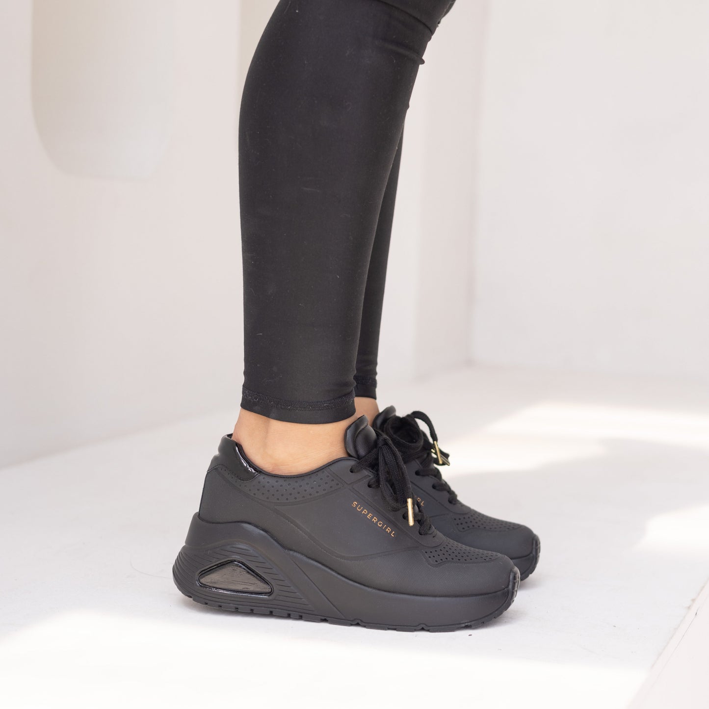 Tenis casuales capellada en caucho con texturas SuperGirl Negro