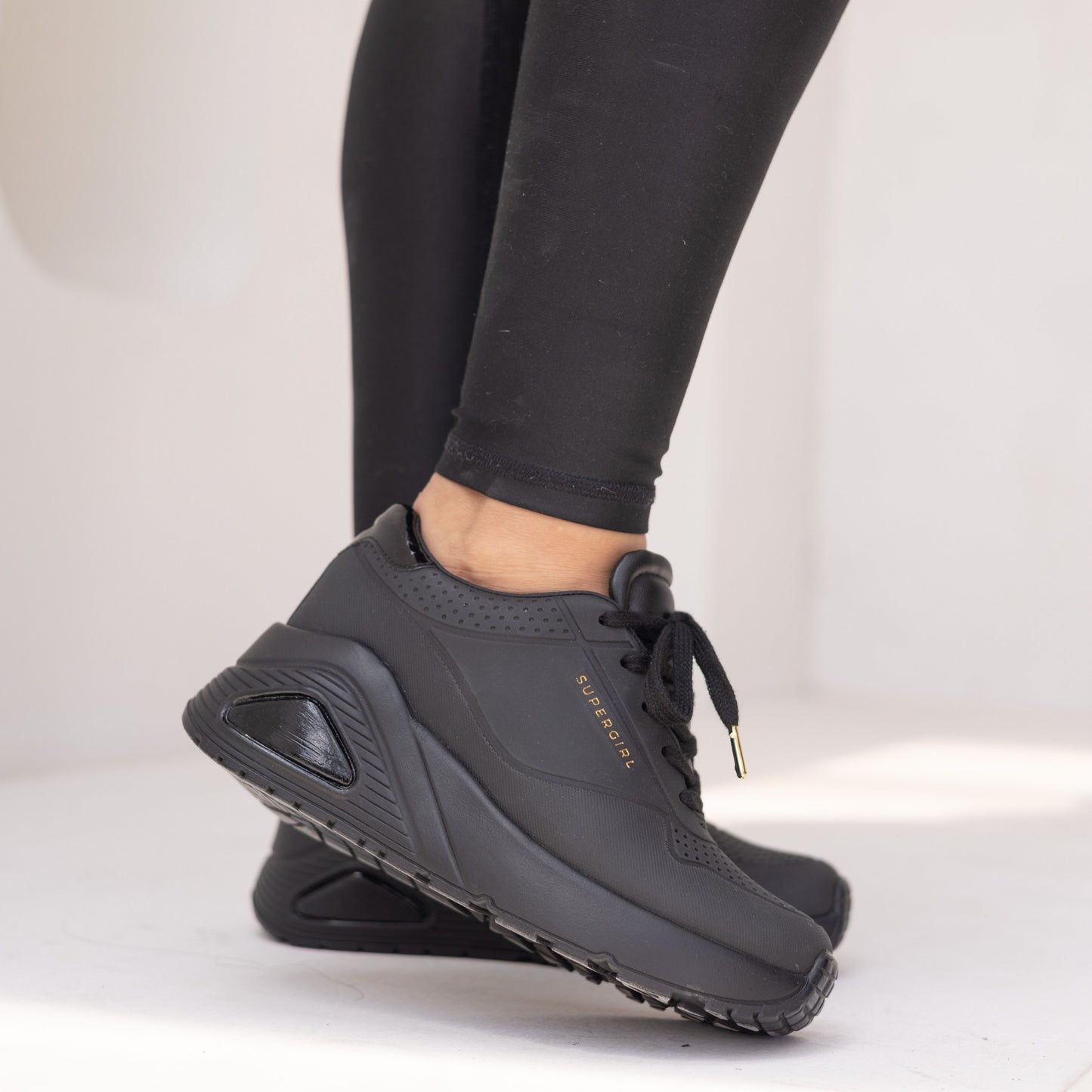 Tenis casuales capellada en caucho con texturas SuperGirl Negro