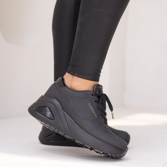 Tenis casuales capellada en caucho con texturas SuperGirl Negro