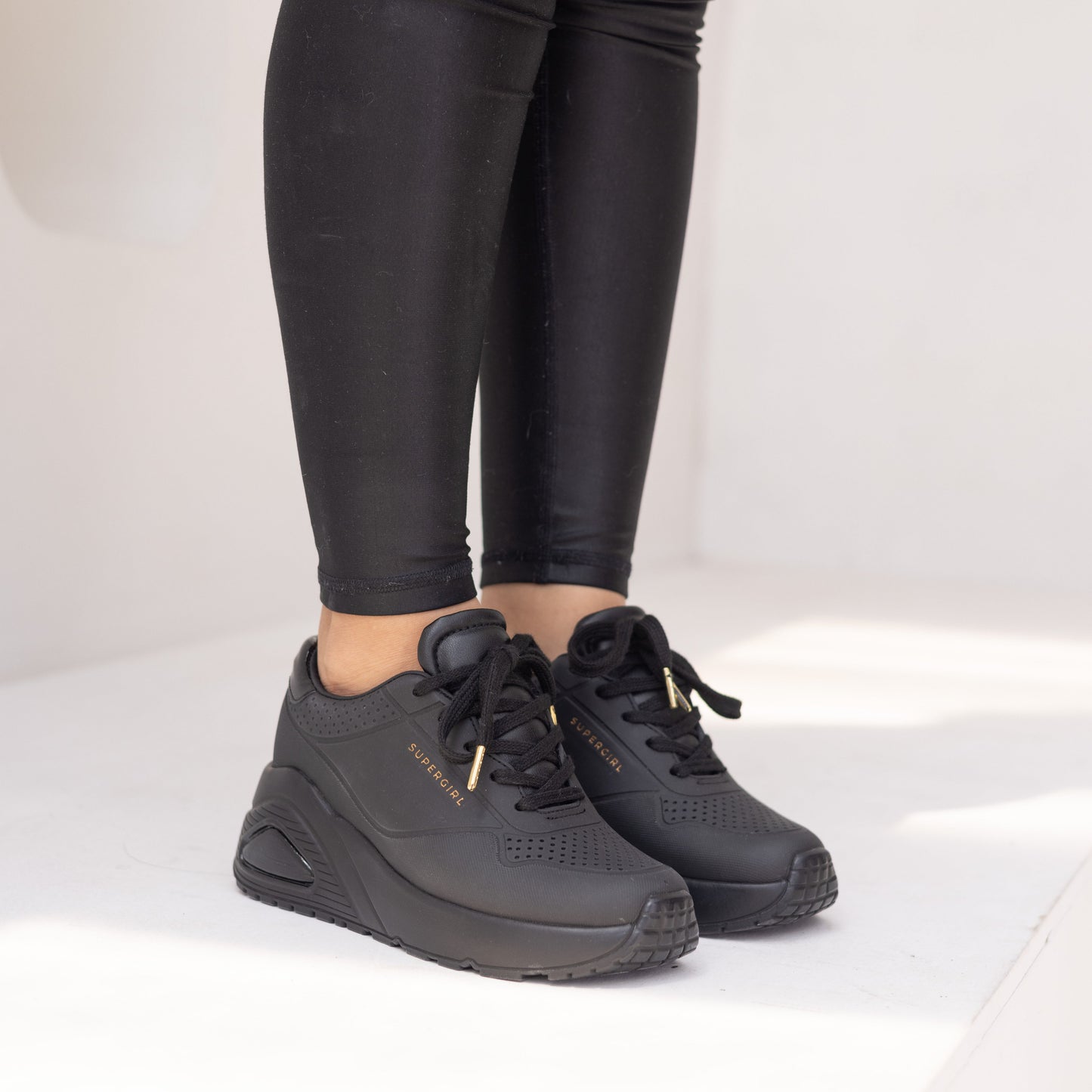 Tenis casuales capellada en caucho con texturas SuperGirl Negro