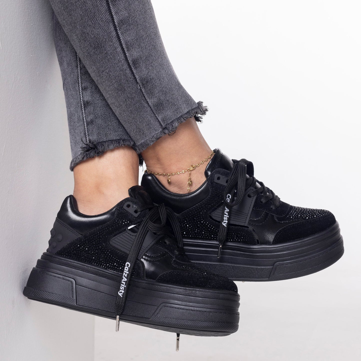Tenis negros para dama con plataforma y brillo – Ref. Cristal | Calzaristy Colombia