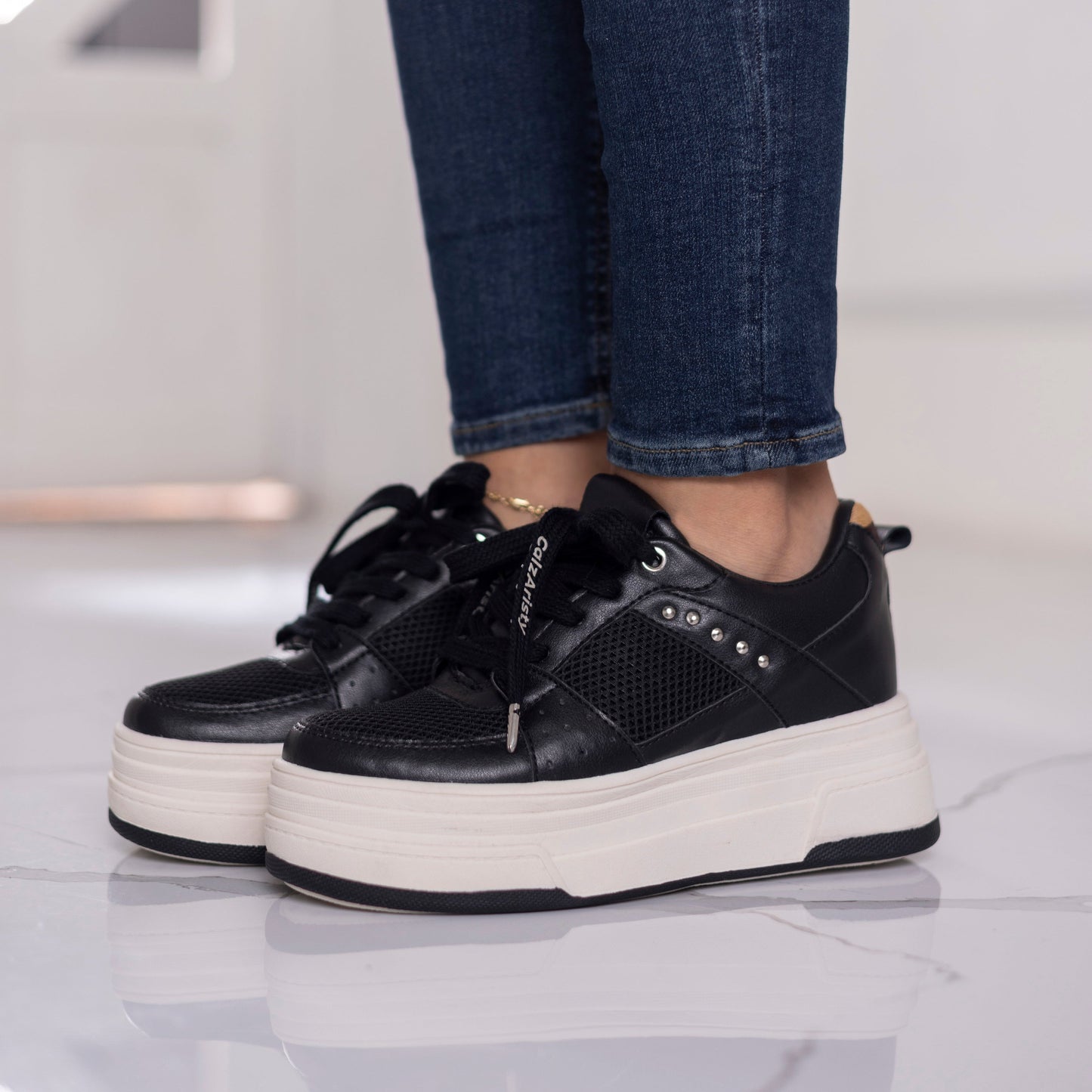 Tenis plataforma negros CAROL | Calzaristy – Estilo, altura y confort para mujer