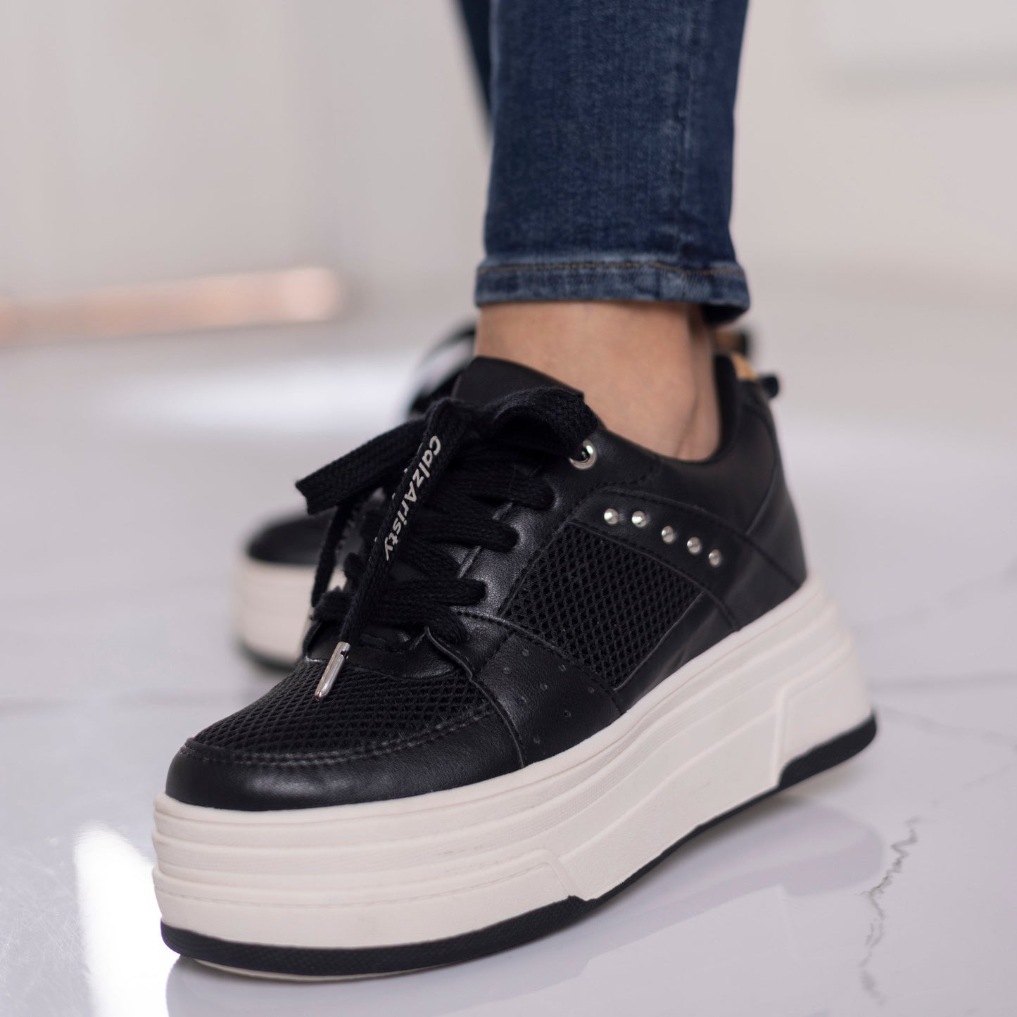 Tenis plataforma negros CAROL | Calzaristy – Estilo, altura y confort para mujer