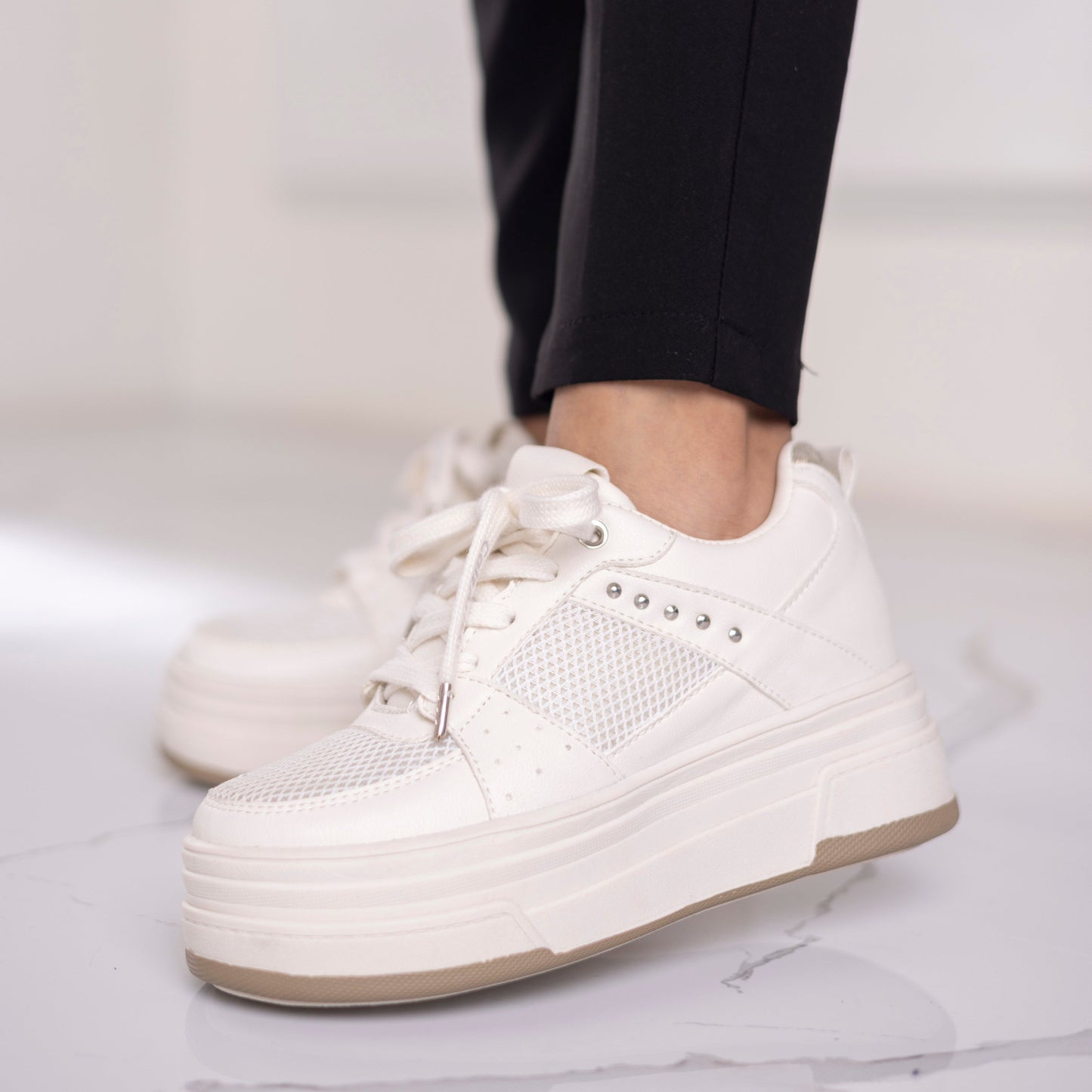 Tenis plataforma beige CAROL | Calzaristy – Estilo, altura y confort para mujer
